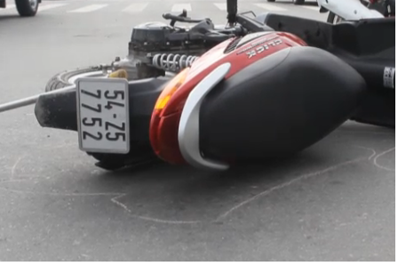 TP.HCM: Lao vào ô-tô, 3 người trên xe máy nhập viện